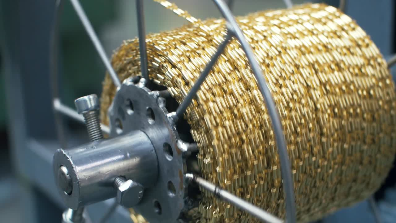 제조 공장에서 코일에 금속 체인을  ⁇ 는 과정. 금속 가공