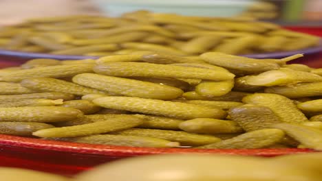 pepinillos en un mercado