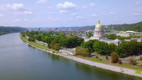 Antenne-Des-Hauptstadtgebäudes-In-Charleston-West-Virginia-Mit-Stadthintergrund