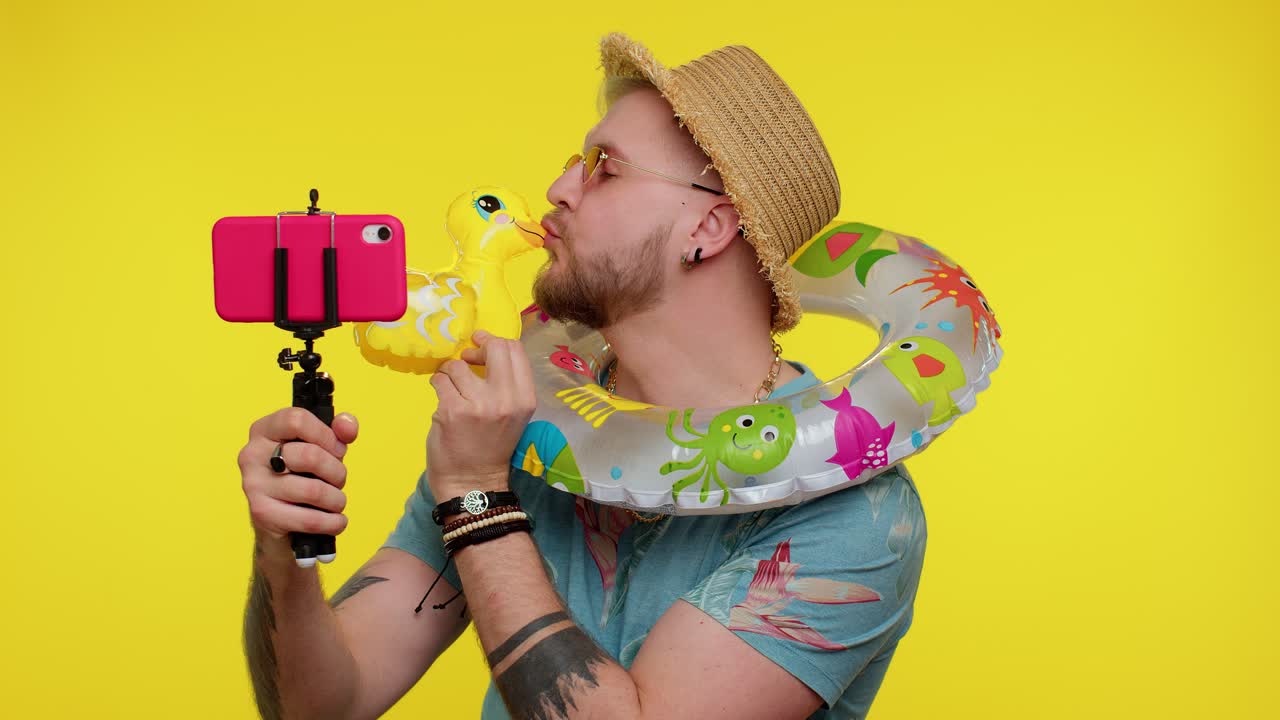 선글라스를 입은 남성 여행자 블로거, 드폰으로 셀피를 찍고, 온라인에서 비디오 통화를 통신합니다.