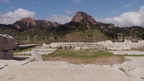 el monte tmolus frente al templo de artemisa en sardis