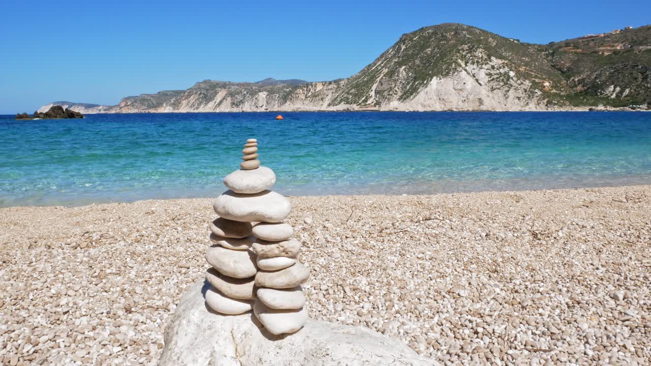 바위 균형, 그리스 아기아 엘레니 해변의 돌 더미 - 정적 샷