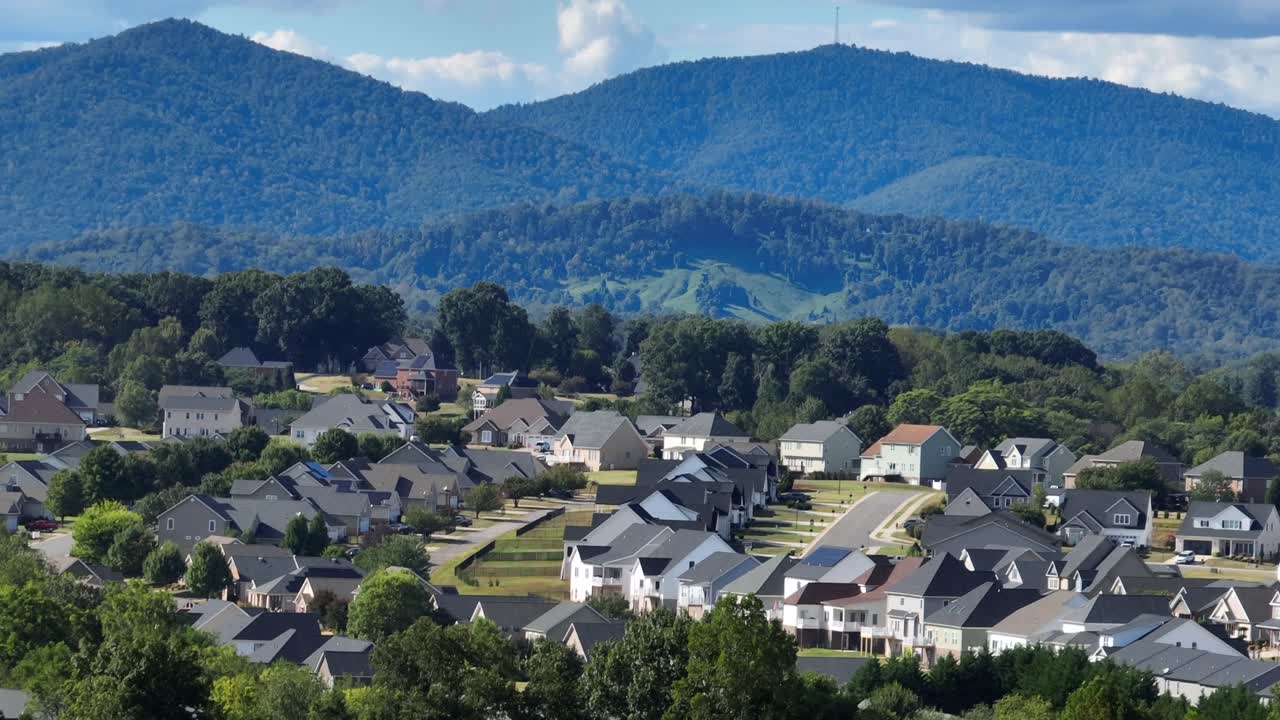 山のある近隣の風景