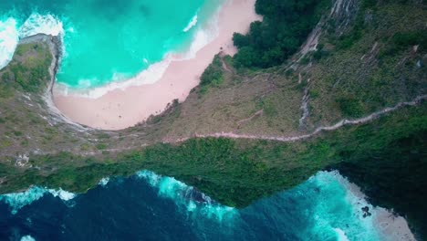 vista panorámica de la playa de kelingking en la isla de nusa penida