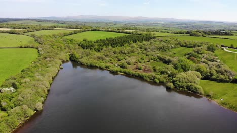 Vista-Aérea-De-La-Esquina-Del-Lago-Roadford-En-El-Oeste-De-Devon