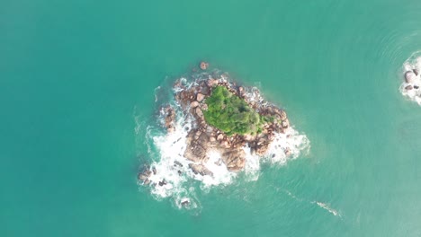 Vista-Cinematográfica-Aérea-De-La-Isla-De-Taprobane-En-La-Bahía-De-Weligama-Durante-El-Día-Soleado-En-Sri-Lanka