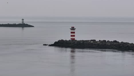 Faros-Del-Muelle-Norte-Y-Del-Muelle-Sur-En-Ijmuiden,-Países-Bajos,-Puerto-Exterior