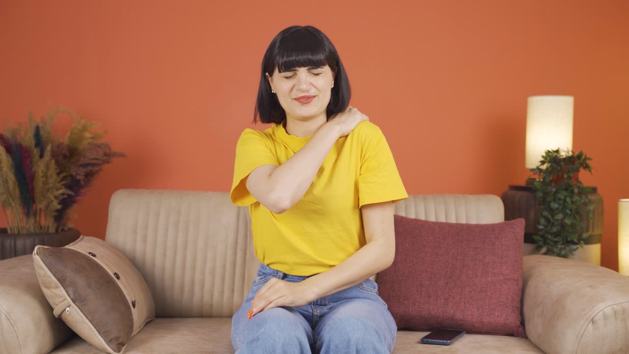 어깨 통증이 있는 여자.