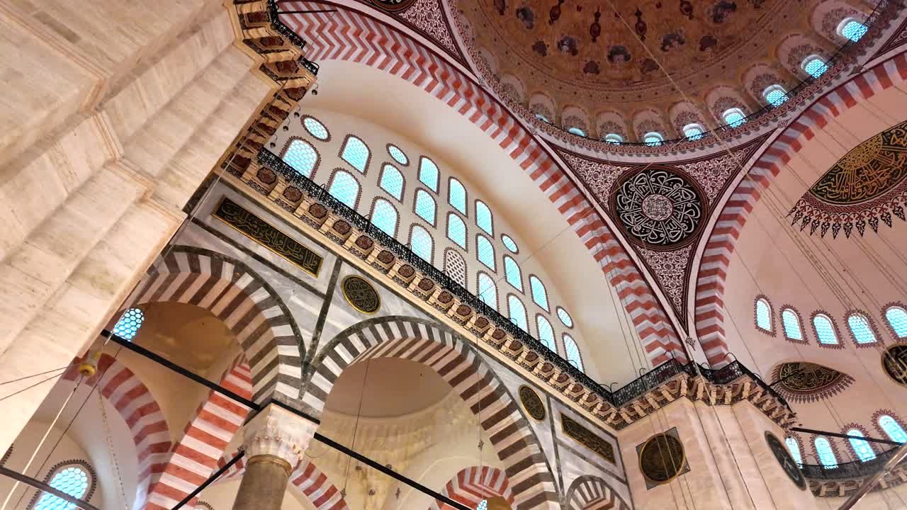 Architettura interna mozzafiato della cupola di una grande moschea