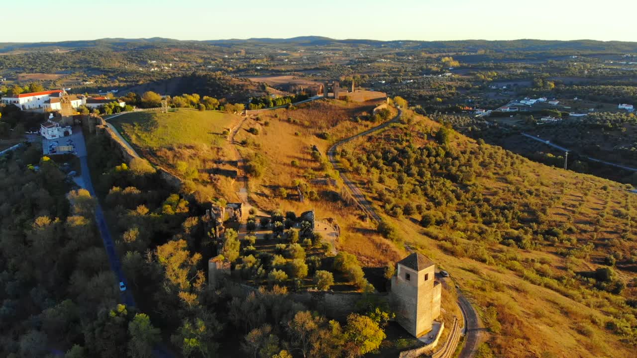 fotografía de un avión no tripulado de una torre medieval en una colina en alentejo, portugal