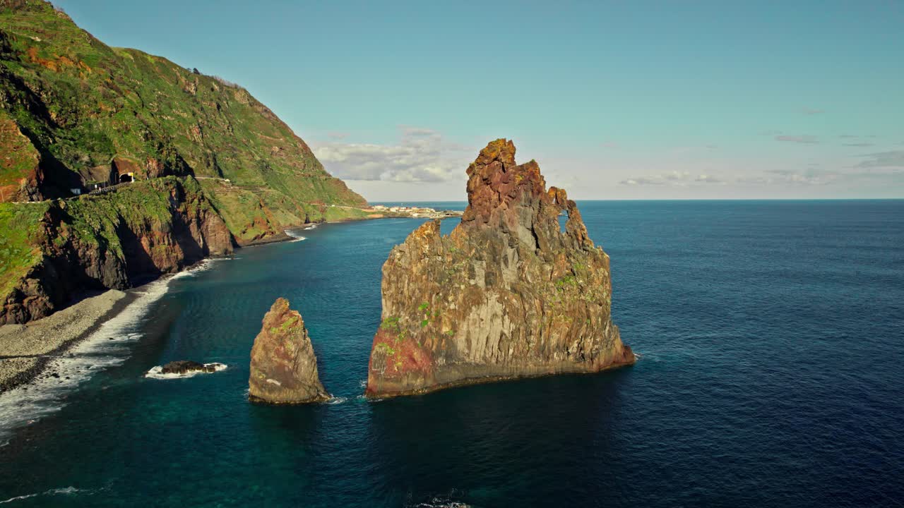 극적인 해안 암석 형성