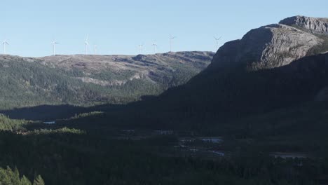 hildremsvatnet, condado de trondelag, noruega - la vista de molinos de viento ubicados dentro de una cordillera, envueltos en abundante vegetación - panorámica aérea a la derecha