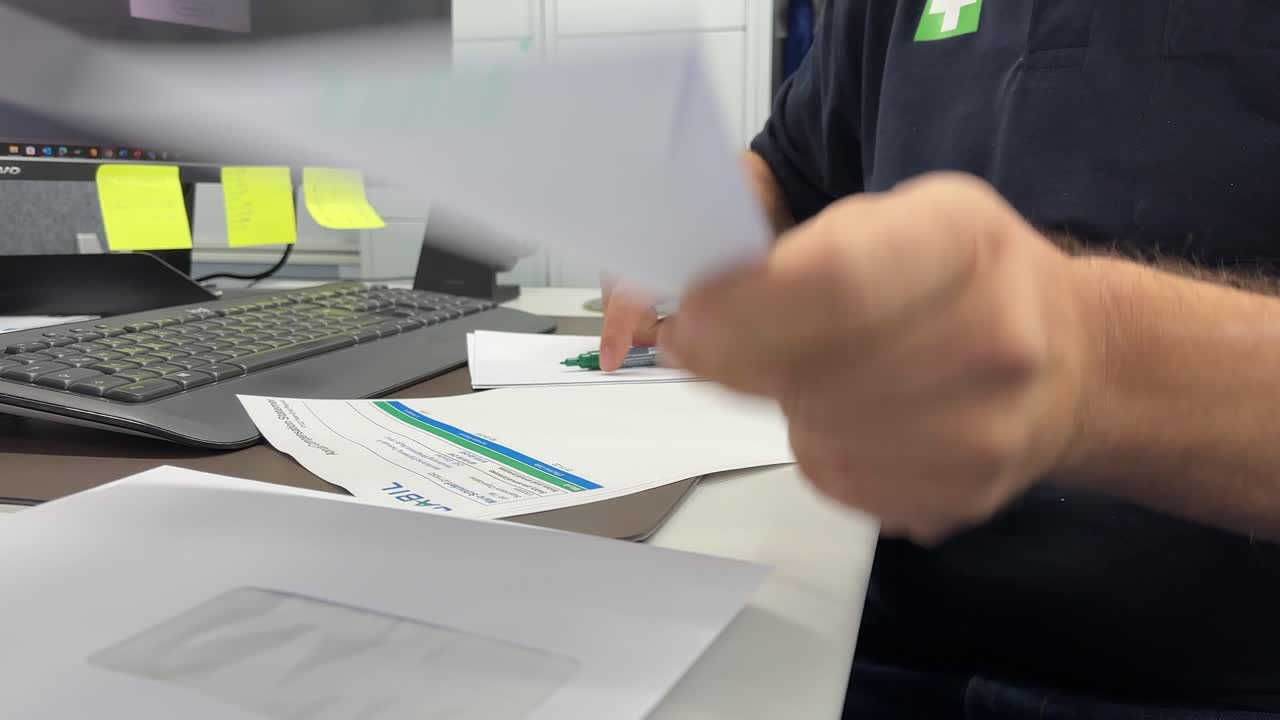 envolviendo cartas en sobres en la oficina