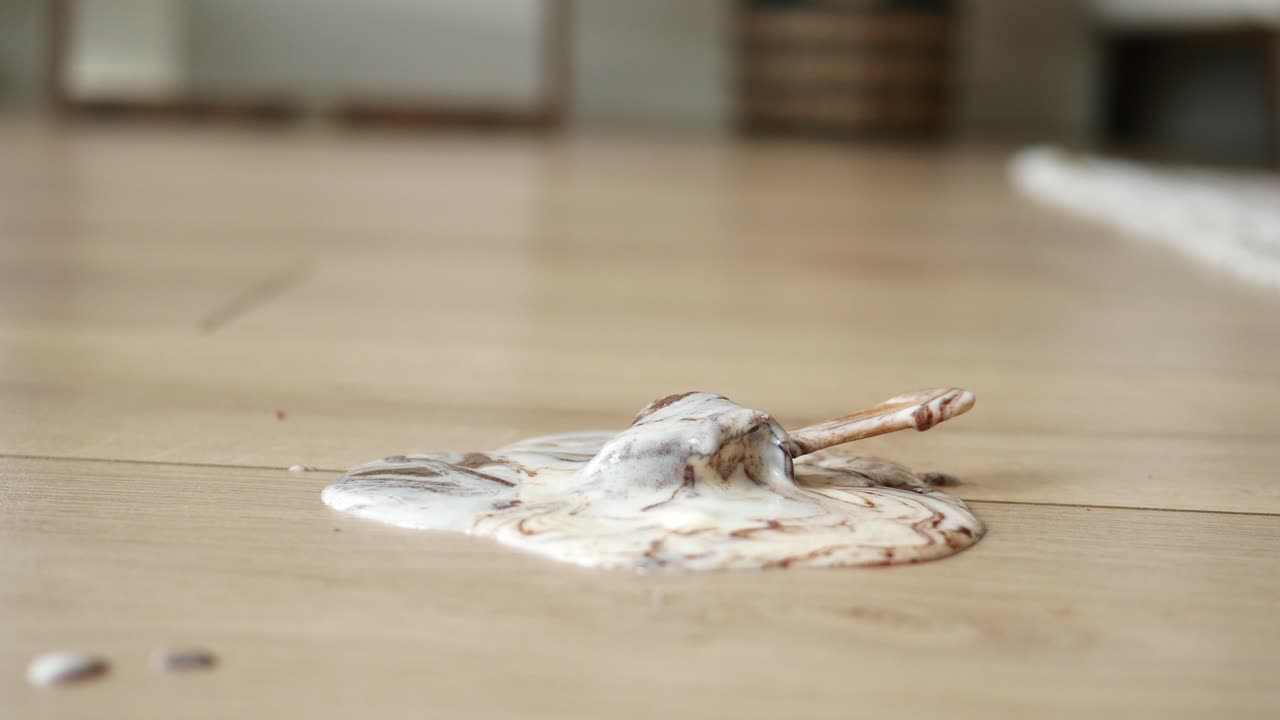 나무 바닥에 녹은 아이스크림