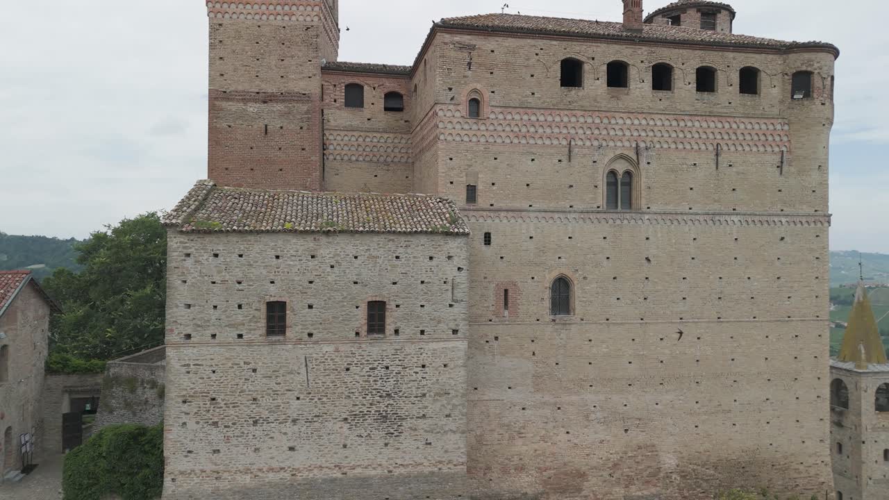 serralunga d'alba, región de langhe, cuneo, piamonte, italia. vista aérea en 4k de la ciudad y los viñedos. langhe-roero y monferrato. ascendiendo de cerca del castillo.