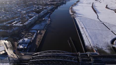 Desde-El-Puente-Levadizo-De-Acero-Hasta-Las-Tierras-Inundables-Cubiertas-De-Nieve-Y-El-Semblante-De-Zutpen-A-Lo-Largo-Del-Río-Ijssel-En-Los-Países-Bajos