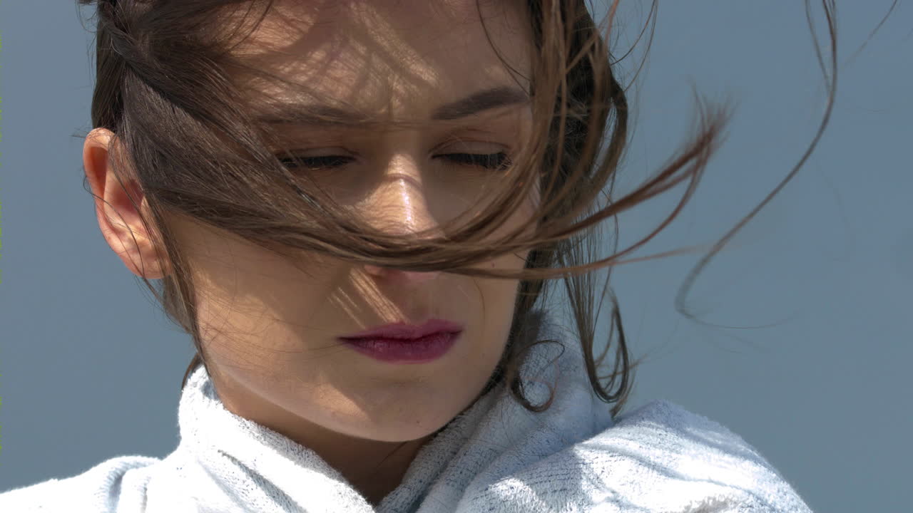 바람이 여자의 머리카락을 움직인다