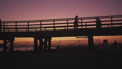 ardiente puesta de sol en el muelle de seal beach