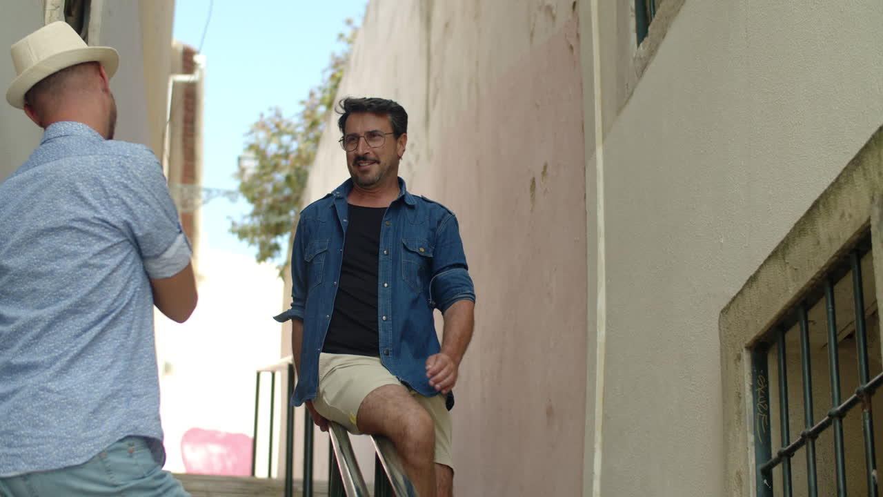 hombre homosexual tomando fotos de su amante por teléfono en la calle