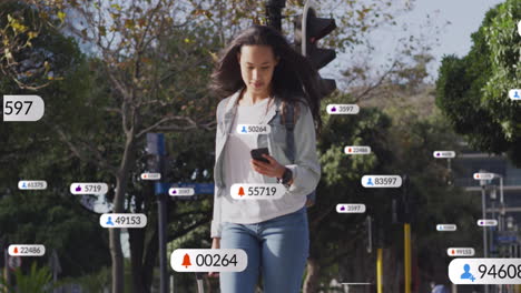 animación de iconos de redes sociales en mujer asiática con bolsa de tranvía usando teléfono inteligente cruzando la calle