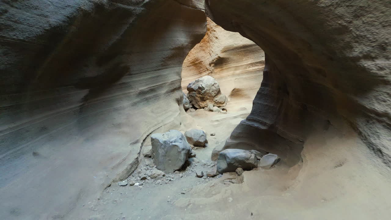 그란 카나리아 섬의 아름답고 다채로운 바란코를 거쳐 거꾸로 여행하는 바란코 데 라스 바카스