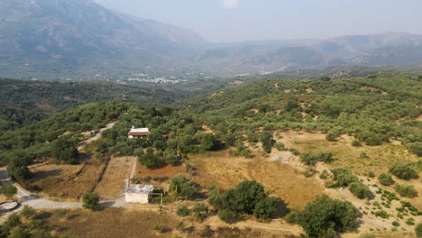 Hermosa-Vista-De-Las-Montañas-A-Lo-Lejos-Con-Exuberantes-Valles-Verdes-Y-Colinas-En-La-Isla-De-Creta,-Grecia