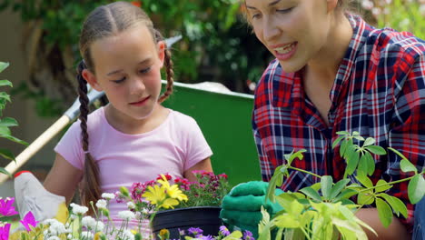 Madre-E-Hija-Haciendo-Jardinería-Juntas-