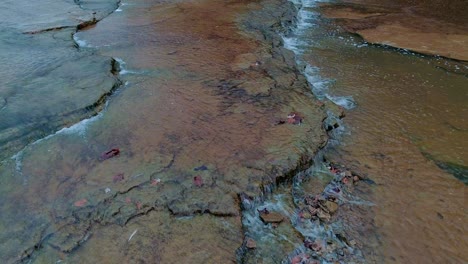 Schöne-Statische-Aufnahme-Des-Wassers,-Das-über-Kleinen-Wasserfall-In-Monterey-Kentucky-Fließt