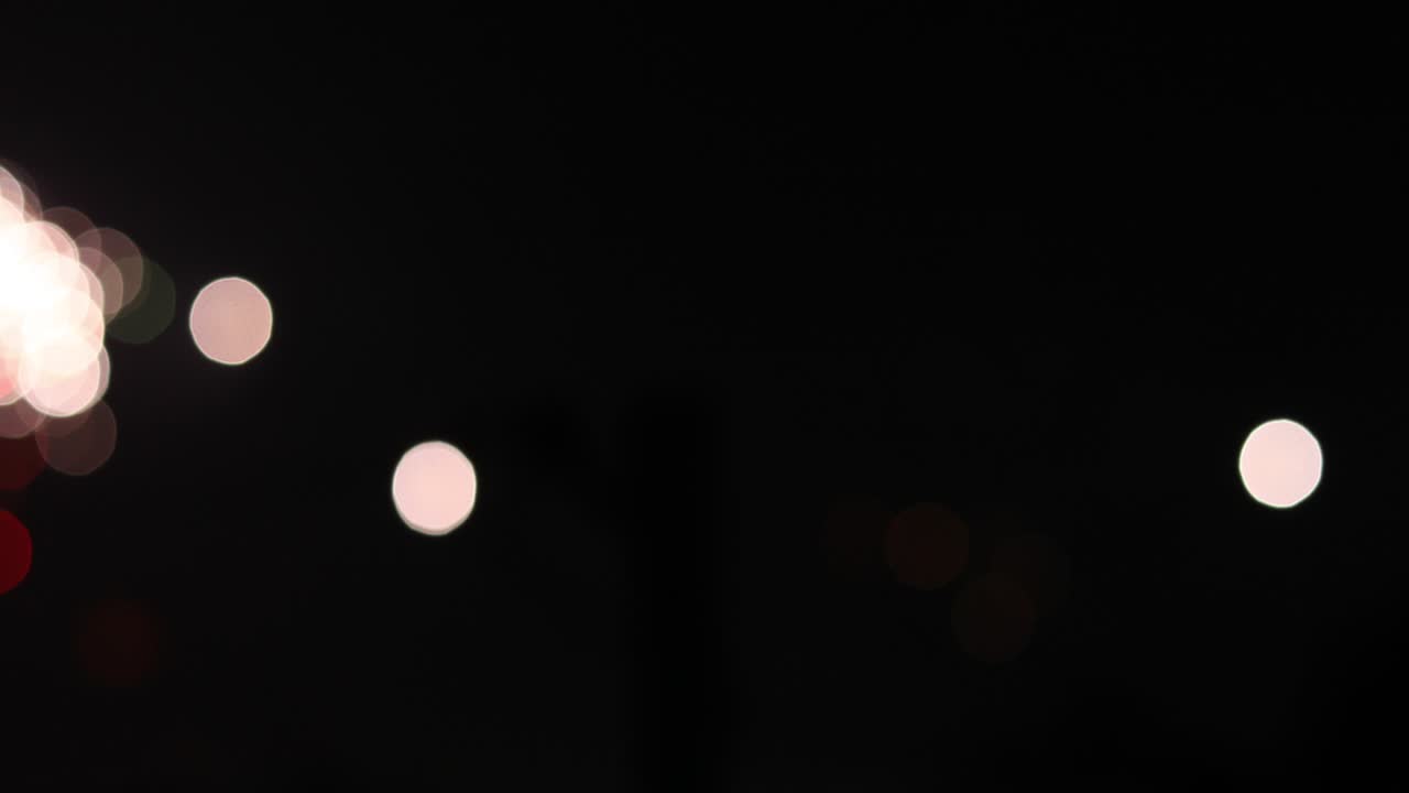 fuegos artificiales con partículas y chispas en el cielo nocturno negro. para el 4 de julio, festival, aniversario, celebración, fiesta, año nuevo, feliz cumpleaños, boda, confeti, diwali, navidad