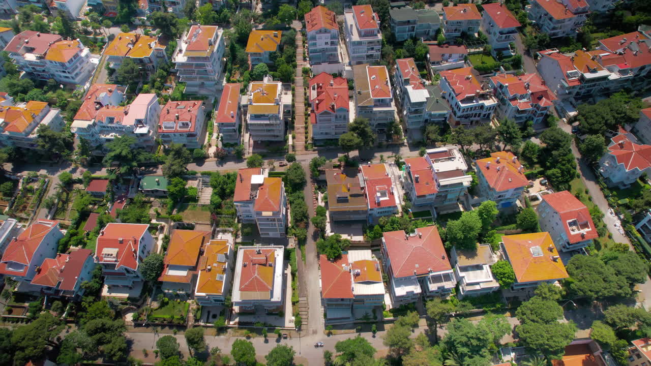 Vista aerea da drone di Kinaliada, Turchia. Diversi edifici residenziali situati sulla riva del Mar di Marmara, vegetazione