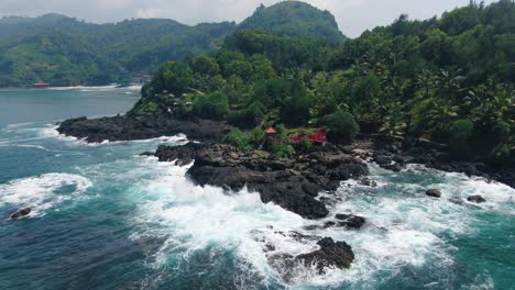 vista aérea en el punto de vista en la roca volcánica en la costa de menganti, java, indonesia