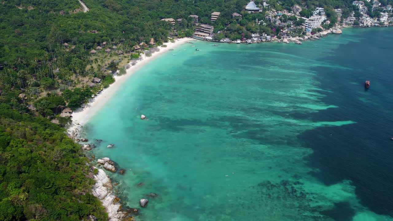 크리스탈처럼 은 물과 활기찬 해양 생명체로 구별되는 상어 만