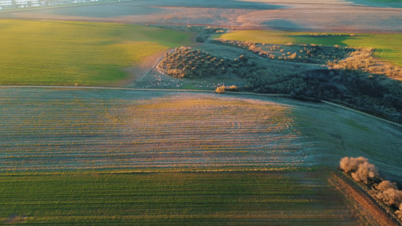 vista aérea de tierras de cultivo rurales al amanecer o al atardecer