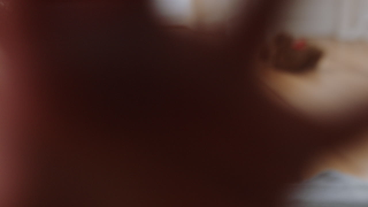 retrato de un bebé feliz que parece curioso, un niño pequeño hermoso que disfruta de la vida, un bebé sano en casa