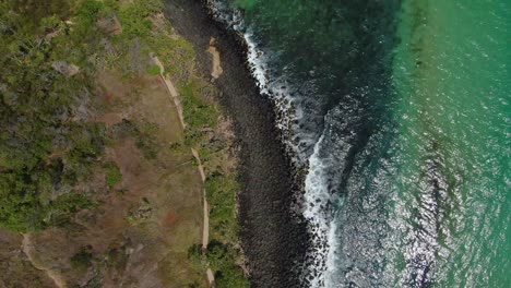 cabezas de burleigh, línea costera, paseo marítimo, navegar, rocas, olas por encima de la antena
