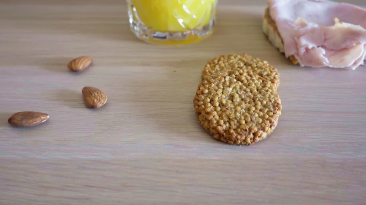 건강한 아침 식사, 햄, 오렌지 주스, 시리얼 비스킷 및 아몬드 풀 hd 60fps 팬 다운