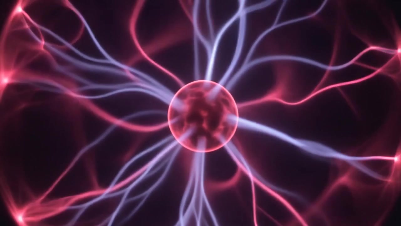 Primo piano di una sfera di plasma incandescente con archi elettrici