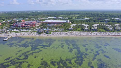 Bavaro-Beach-In-Der-Dominikanischen-Republik.-Luft-Seitwärts-Pov