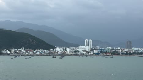 Hermosa-Vista-Panorámica-Del-Horizonte-Del-Paisaje-Urbano-De-Nha-Trang,-Vietnam