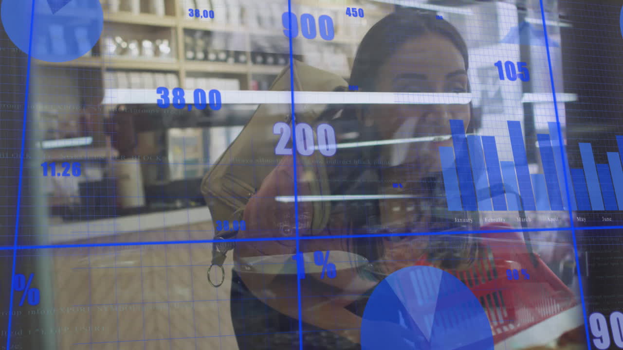 animación del procesamiento de datos financieros sobre una mujer biracial en una tienda de comestibles