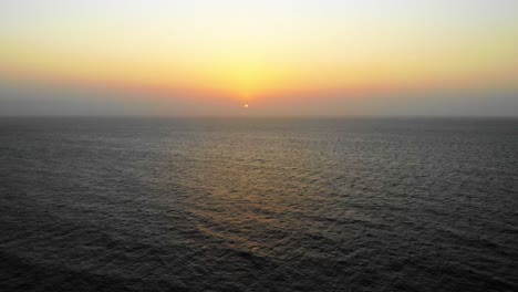 Vista-Aérea-Sobre-El-Tranquilo-Mar-Caribe,-Hacia-El-Atardecer,-En-Colombia,-América-Del-Sur---Toma-Aérea-Con-Dron