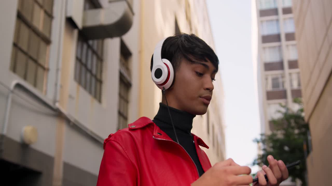 adulto transgénero escuchando música en la calle
