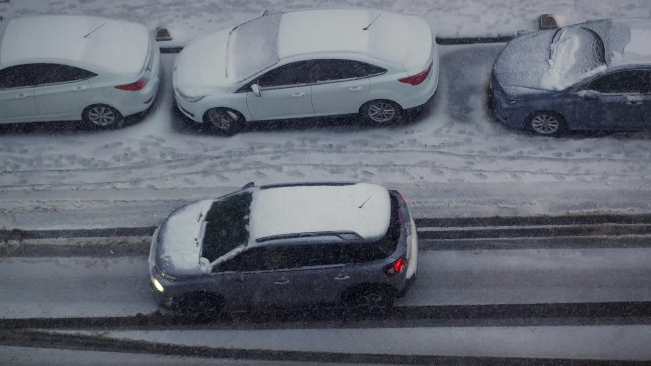 주차 된 자동차 와 함께 눈 인 도시 거리