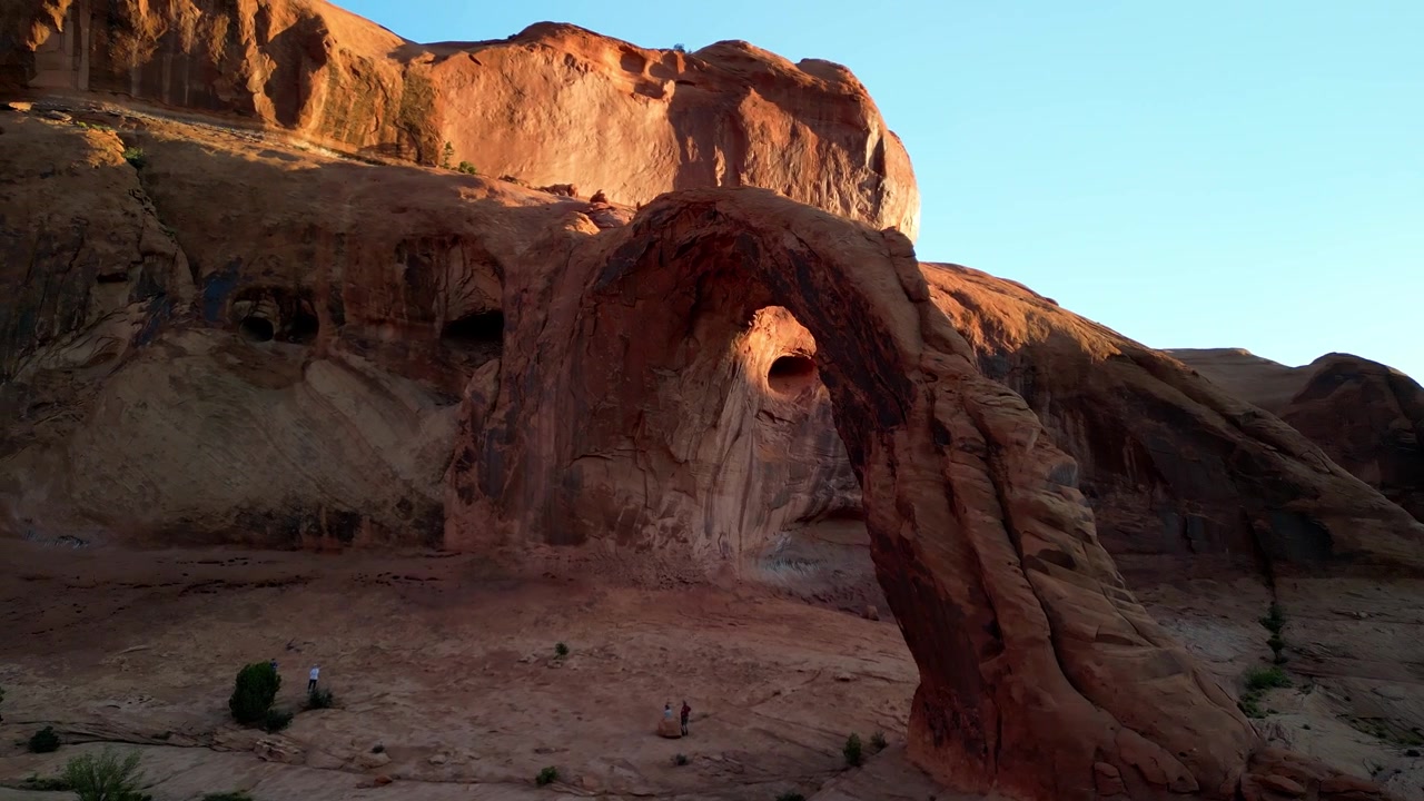 Filmato drone 4K che sorvola Moab, Utah, con l'iconico Arco Corona e il tortuoso fiume Colorado, catturando drammatici canyon di roccia rossa, paesaggi desertici e la bellezza panoramica del Sud-ovest