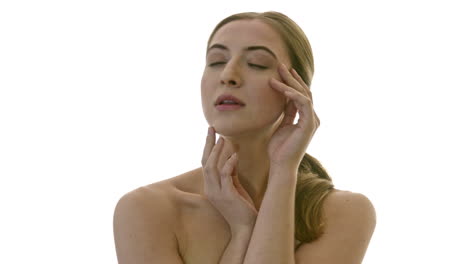 una dama orgullosa de su piel facial después de una aplicación de higiene pura y tratamiento de productos