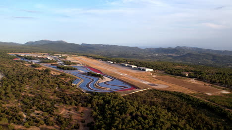 Vista-Elevada-Del-Hipódromo-Serpenteante-Rodeado-De-Vegetación.