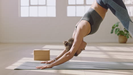 Gesunde-Yoga-Frau-Praktiziert-Eine-Pose-Im-Erweiterten-Seitenwinkel-Und-Genießt-Den-Fitness-Lebensstil,-Indem-Sie-Im-Studio-Trainiert-Und-Bei-Sonnenaufgang-Ein-Schönes-Körpertraining-Auf-Einer-Trainingsmatte-Ausdehnt