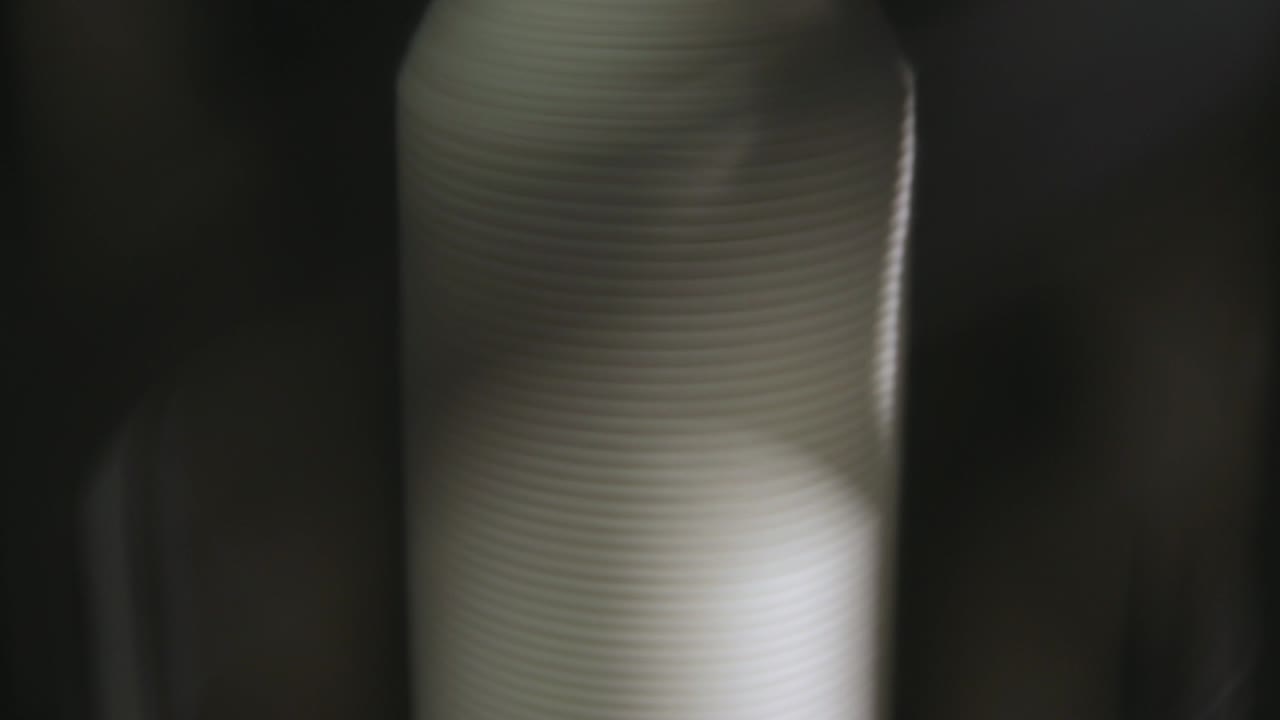 cerca de un hilo de algodón en un bobble que se hace girar