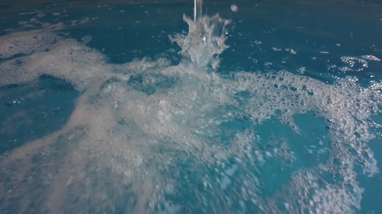 수영장 에 아지는 물 에 의해 생성 된 거품 물 - 근접