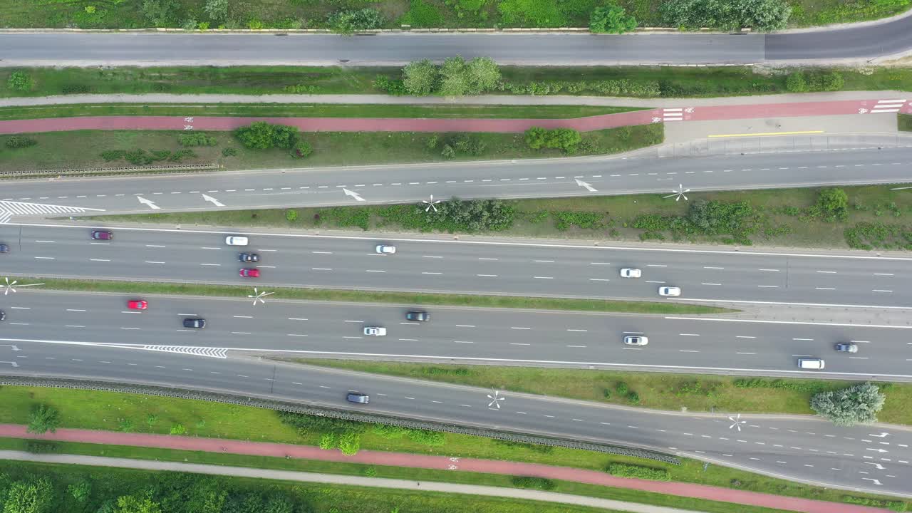 vista aérea sobre un intercambio de carreteras durante la hora pico de tráfico